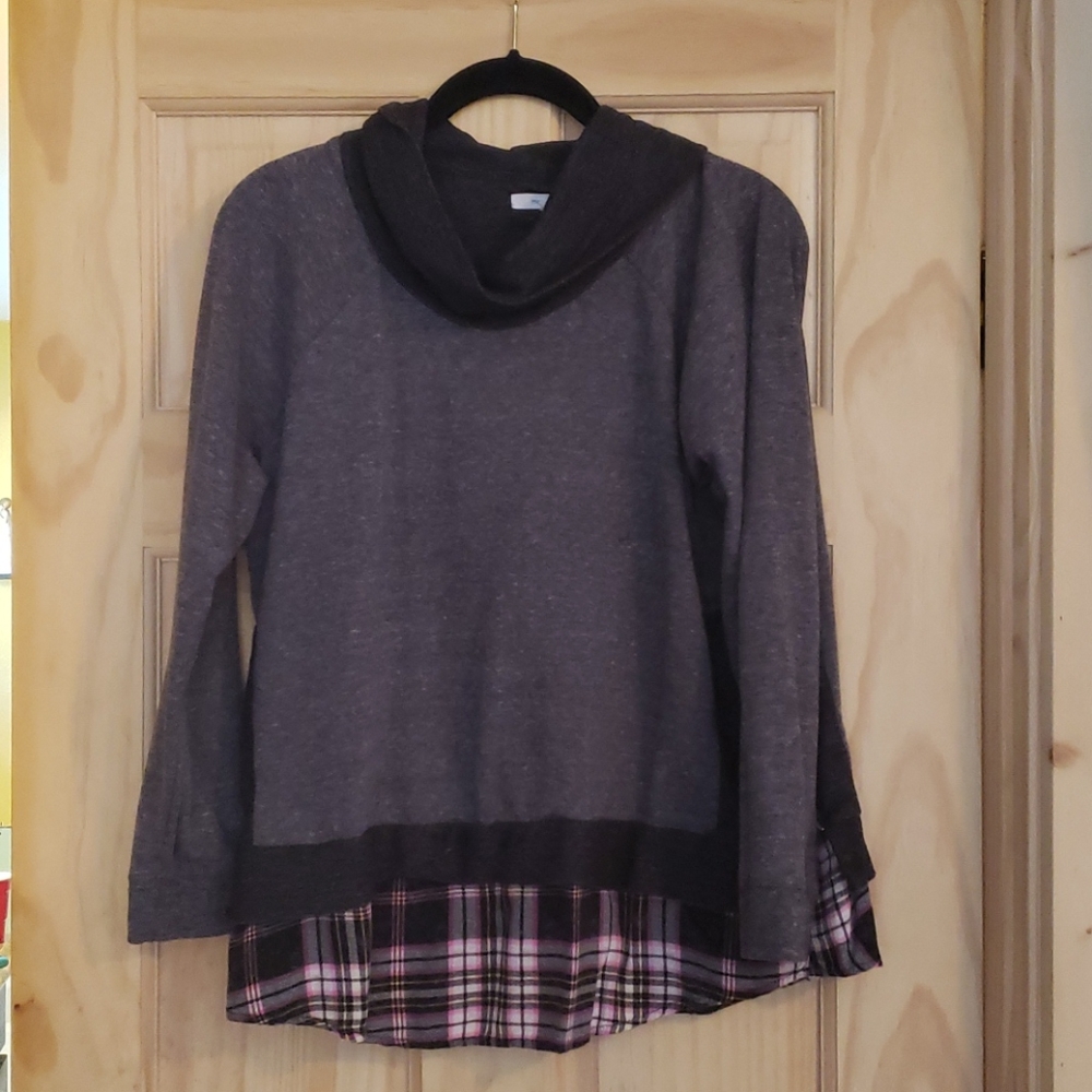 Long sleeve top.